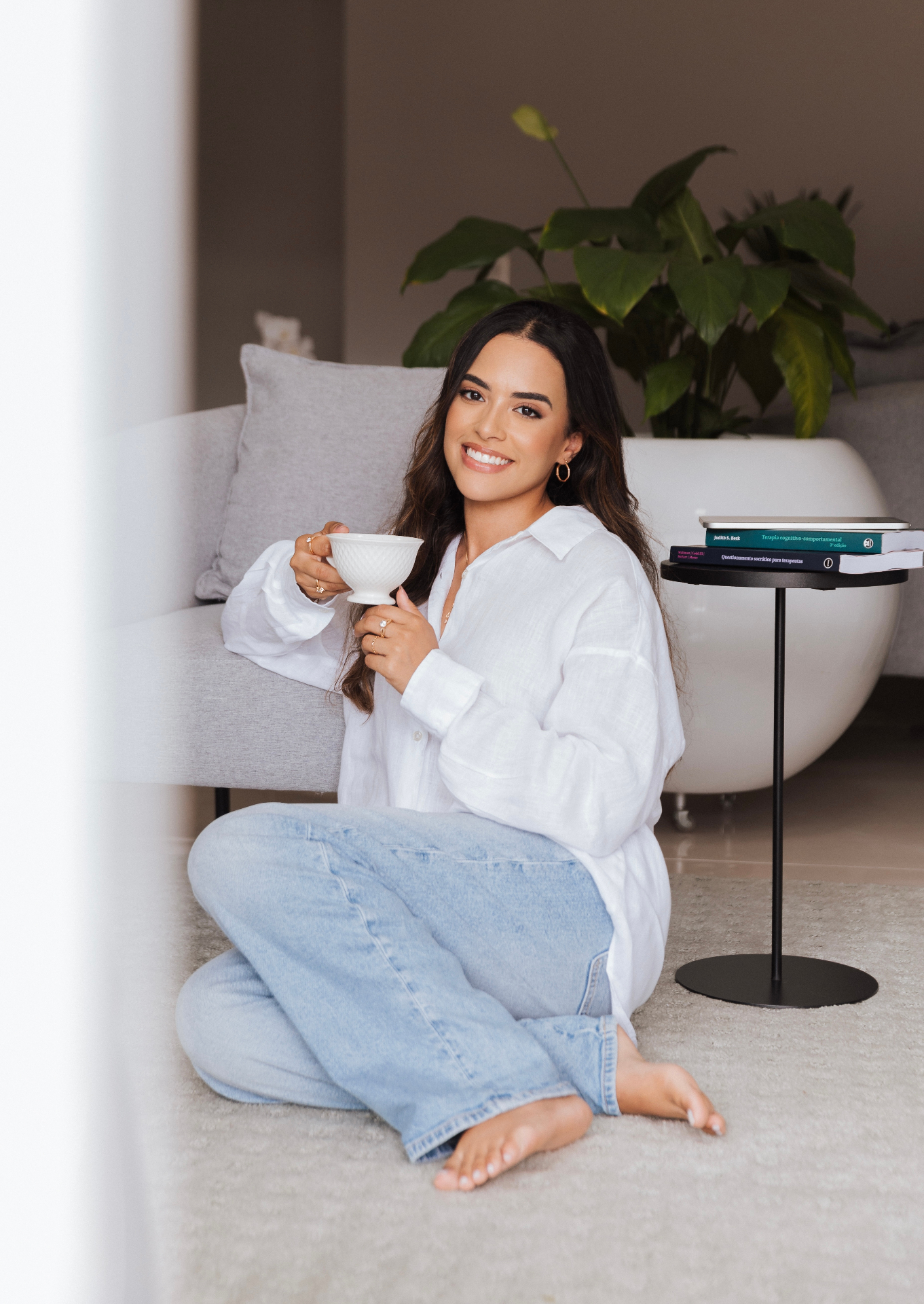 Melina Gomes sorrindo com uma xícara de café