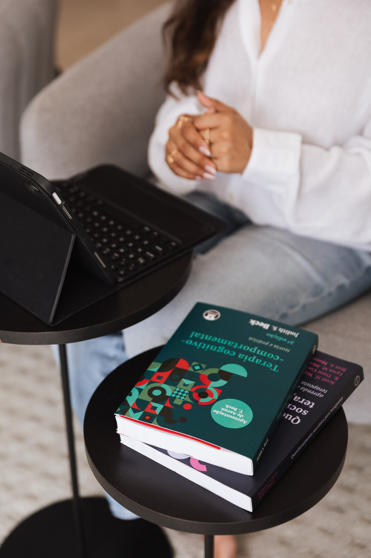 Espaço de psicoterapia online com livros de psicologia